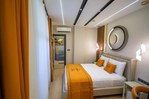 Una cama o camas en una habitación de Elysian Airport Hotel