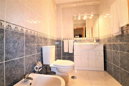 Stylish 2BR Apartment with Pool Parking & WiFi