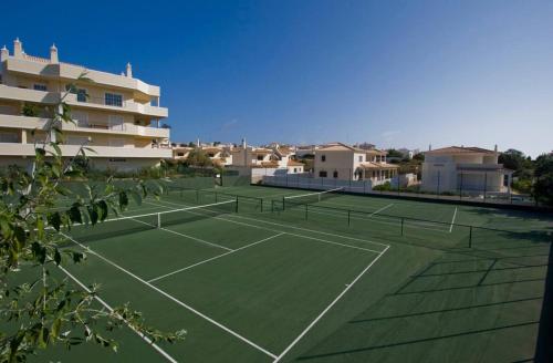 Stylish 2BR Apartment with Pool Parking & WiFi
