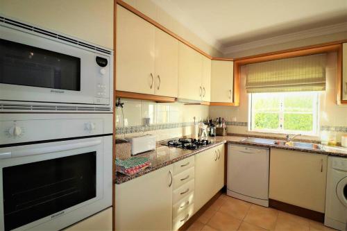 Stylish 2BR Apartment with Pool Parking & WiFi