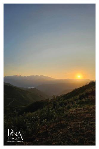 a view of the sun rising over a foggy valley at Panakluea at Kokuang Homestay in Ban Na Lae
