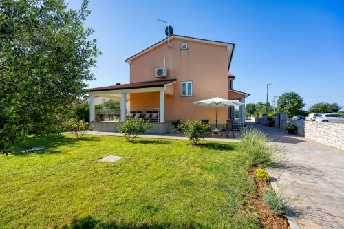 an image of a house with a yard at Holiday House Sunset in Bale