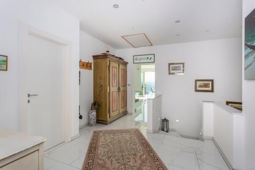 korytarz z białymi ścianami i dywanem na podłodze w obiekcie Villa White Pearl Diamond, Opatija mit Meerblick & Pool w mieście Opatija