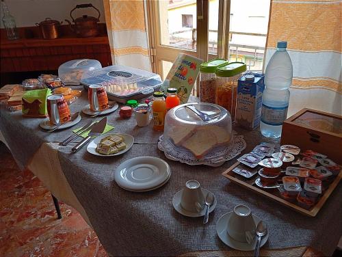 a table with food and drinks on top of it at Sa Burra Guest House in Gadoni