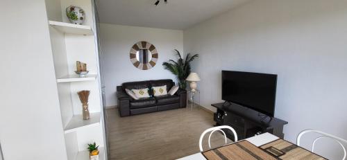 Spacieux 2 pièces vue mer piscine