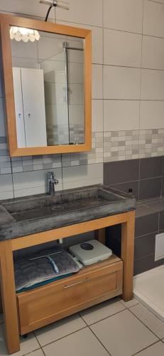 une salle de bain avec un lavabo et des toilettes en dessous dans l'établissement Spacieux 2 pièces vue mer piscine, à Antibes