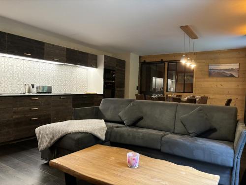 un salon avec un canapé et une table dans l'établissement La Pepite Des Aiguilles - Calme - Cosy, aux Houches