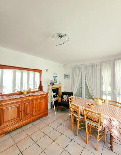 un salon avec une table et un canapé dans l'établissement Le Lotus, à Saint-Jean-de-Monts