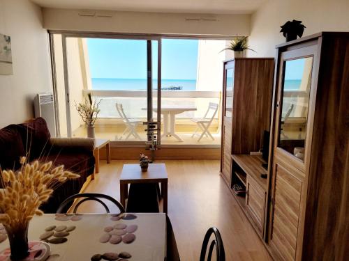 un salon avec vue sur l'océan dans l'établissement Les Mesanges Bleues, à Saint-Jean-de-Monts