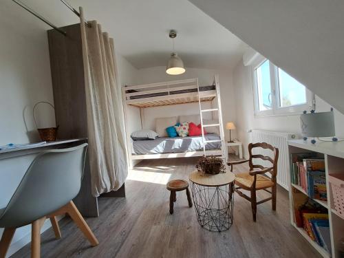 une chambre avec un lit, un bureau et une chaise dans l'établissement SPA Familial, Zen Zone Jacuzzi & Jardin, Jeux & Cheminée, à Bourgthéroulde