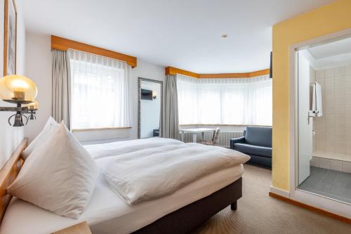 Postel nebo postele na pokoji v ubytování Hotel Dischma