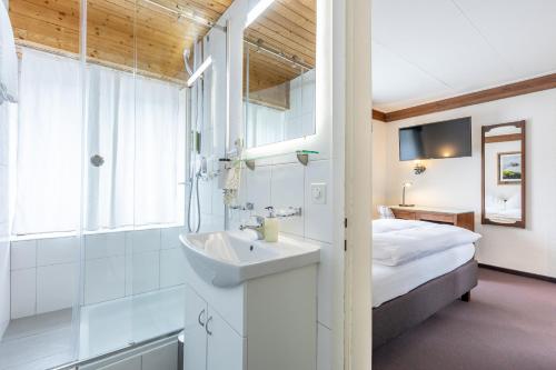 Postel nebo postele na pokoji v ubytování Hotel Dischma