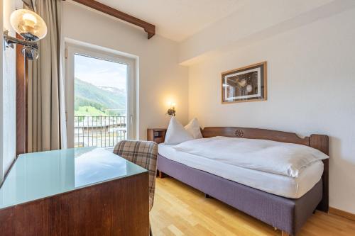 Postel nebo postele na pokoji v ubytování Hotel Dischma