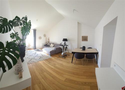 un salon blanc avec une table et un canapé dans l'établissement Maison avec vue sur le port, à Port-Joinville