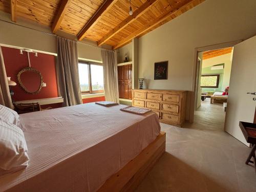 een slaapkamer met een groot bed en een woonkamer bij Tierra 1 in Skiathos-stad