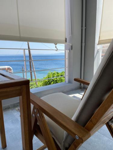 イリアにあるAngelos Studiosのベッド付きの部屋で、海の景色を望めます。