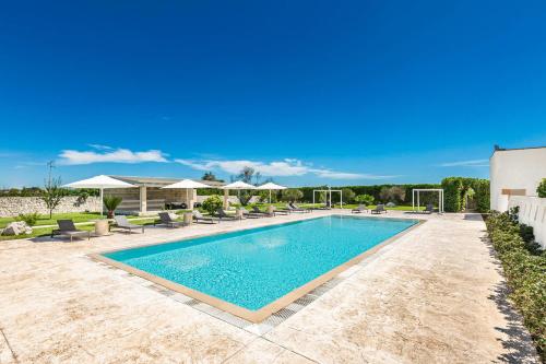 Bazén v ubytování Agriresort Masseria Giovanni nebo v jeho okolí