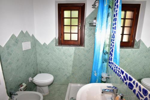 Bilik mandi di Cannigione apartment in I Nuraghi