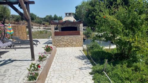 Κήπος έξω από το Eco Secluded apartments Zabodarski