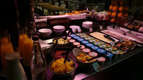 ein Buffet mit Speisen und Getränken auf dem Tisch in der Unterkunft Campanile Bayonne in Bayonne