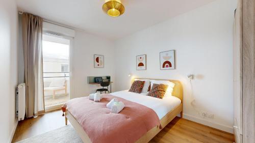 Un dormitorio con una cama y una ventana grande. en expat renting - Le Petit Mosaïque - Patte d'Oie - Wifi, en Toulouse