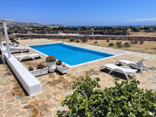 Bazén v ubytování Quiet 2-bedroom sea view villa with shared pool nebo v jeho okolí