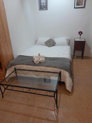 - une chambre avec un lit et une table en verre dans l'établissement Studio Urbain Cosy-Touche Rétro 2, à Perpignan