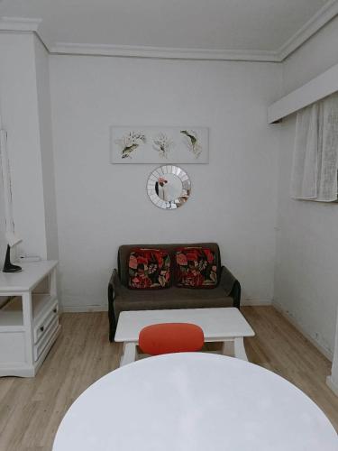 8 mins walk to Train Station Low Cost Youth Hostel