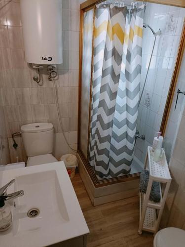 8 mins walk to Train Station Low Cost Youth Hostel