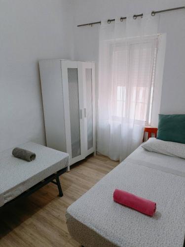 8 mins walk to Train Station Low Cost Youth Hostel