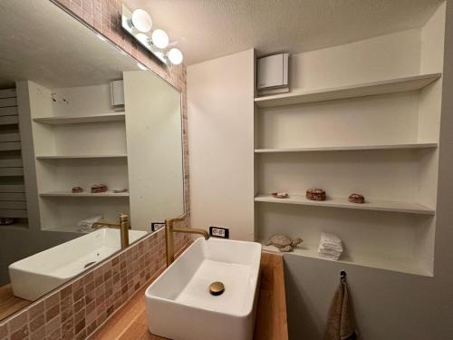 ein Badezimmer mit Waschbecken und Spiegel in der Unterkunft Maison Saint Tropez in Saint-Tropez