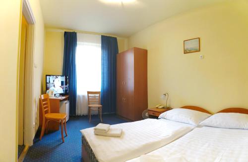 Postel nebo postele na pokoji v ubytování Corvin Hotel