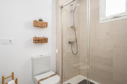 CASA LA PLAYA-CONIL Vacaciones de Lujo en Conil con Todas las Comodidades NETFLIX-HBO-DISNEY-CANALES DE FUTBOL-WIFI ALTA VELOCIDAD-SMART TV 65"-ALEXA