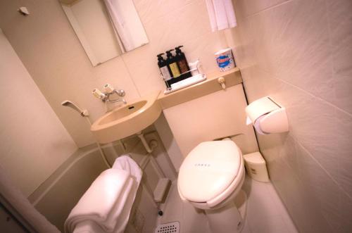 een kleine badkamer met een toilet en een wastafel bij Kuretake-Inn Tokyo Funabori in Tokyo