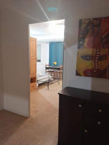 un salon avec un miroir et un tableau au mur dans l'établissement charmant studio avec balcon 2, à Perpignan