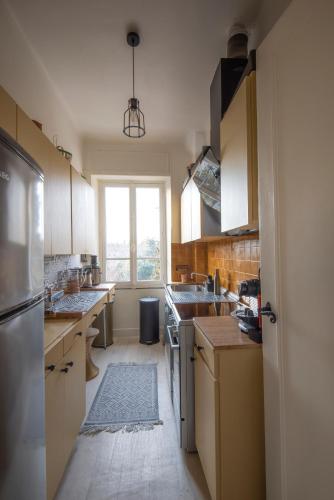 une cuisine avec un évier et un réfrigérateur dans l'établissement Grand charme Provence 1mn Plage, à La Ciotat