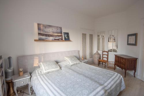 une chambre avec un grand lit et une table dans l'établissement Grand charme Provence 1mn Plage, à La Ciotat
