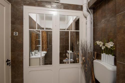 une salle de bain avec toilettes et miroir dans l'établissement Grand charme Provence 1mn Plage, à La Ciotat