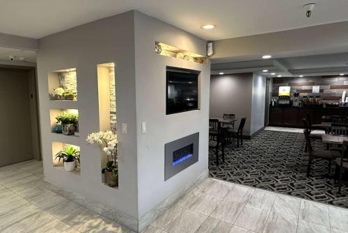 a lobby of a restaurant with a fireplace at La Quinta Inn and Suites by Wyndham Cincinnati North in Springdale