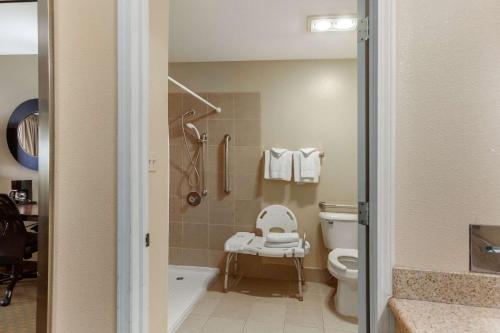 Ένα μπάνιο στο Quality Inn Ontario