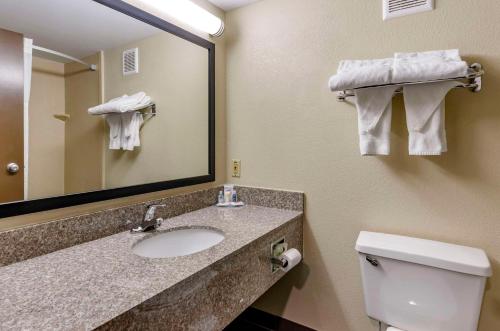 Ένα μπάνιο στο Comfort Inn & Suites Raphine - Lexington near I-81 and I-64