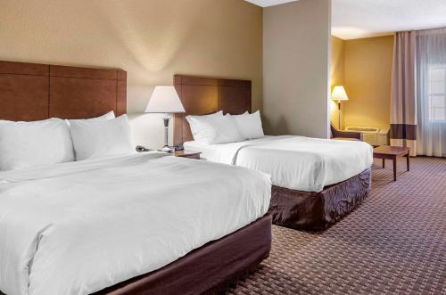 Ένα ή περισσότερα κρεβάτια σε δωμάτιο στο Comfort Inn & Suites Raphine - Lexington near I-81 and I-64