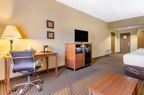 Μια τηλεόραση ή/και κέντρο ψυχαγωγίας στο Comfort Inn & Suites Raphine - Lexington near I-81 and I-64