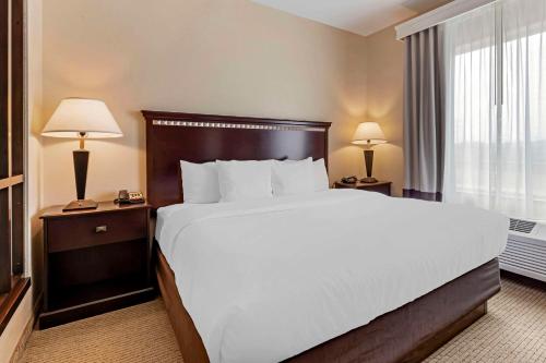 Postel nebo postele na pokoji v ubytování Comfort Suites