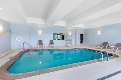 Bazén v ubytování Comfort Suites nebo v jeho okolí