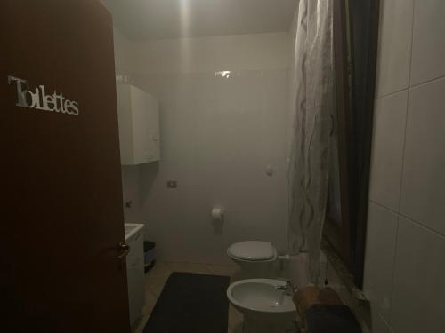 a small bathroom with a toilet and a sink at Quattroventi in Montecchio