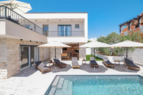 CROWONDER Villa Bura with Heated Swimming Pool and Jacuzzi