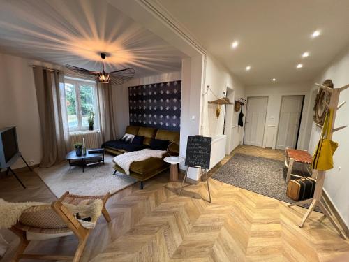 un salon avec un canapé et une table dans l'établissement Les deux maisons - Tolbiac - Maison 8 personnes vue pistes proche lac, à Gérardmer