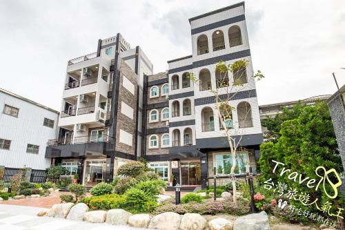 a building with a sign that reads have cheaper at 不晚文旅 in Taitung City