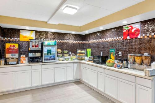 - un restaurant de restauration rapide avec un comptoir de boissons dans l'établissement Quality Inn & Suites Ruther Glen, à Ruther Glen